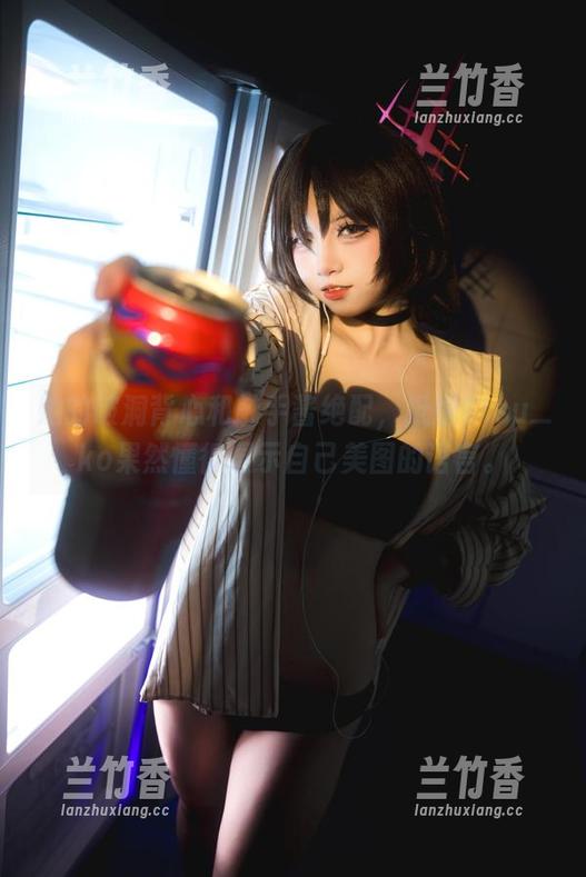 纸悦Etsu_ko 她的破洞背心和触手酱绝配,纸悦Etsu_ko果然懂得展示自己美图的语言。
