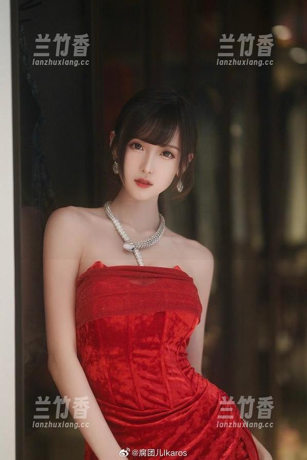 腐团儿Ikaros校服作品集最新上线，分分钟让你回到校园时代。