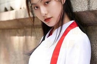 蜜桃社 – 完全无法自拔，潜入“初月”的“女友”作品之中，观看中的迷雾如绵延的海面，扑朔迷离。