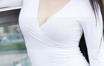 蜜桃社 – 豹纹的随性与杏子的优雅：高画质写真集里的小情愫