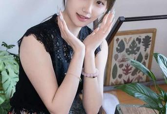 袜啵啵 – 安静时光里，小沫的美足在写真中悄然绽放