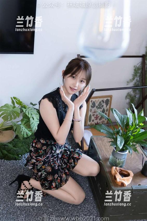 袜啵啵 - 安静时光里，小沫的美足在写真中悄然绽放