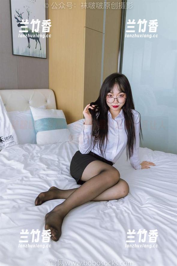 袜啵啵 - 套图中苏苏的黑丝造型，直让人想画个圈圈