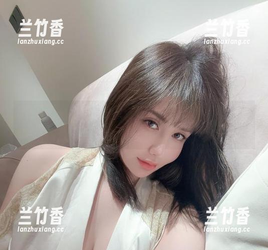微密圈 - 阿色的图包：红丝，上半身不重要，半腿全拿下！