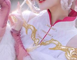 露儿大魔王这组图片，有全套礼服的魔力，像个小仙女一样！
