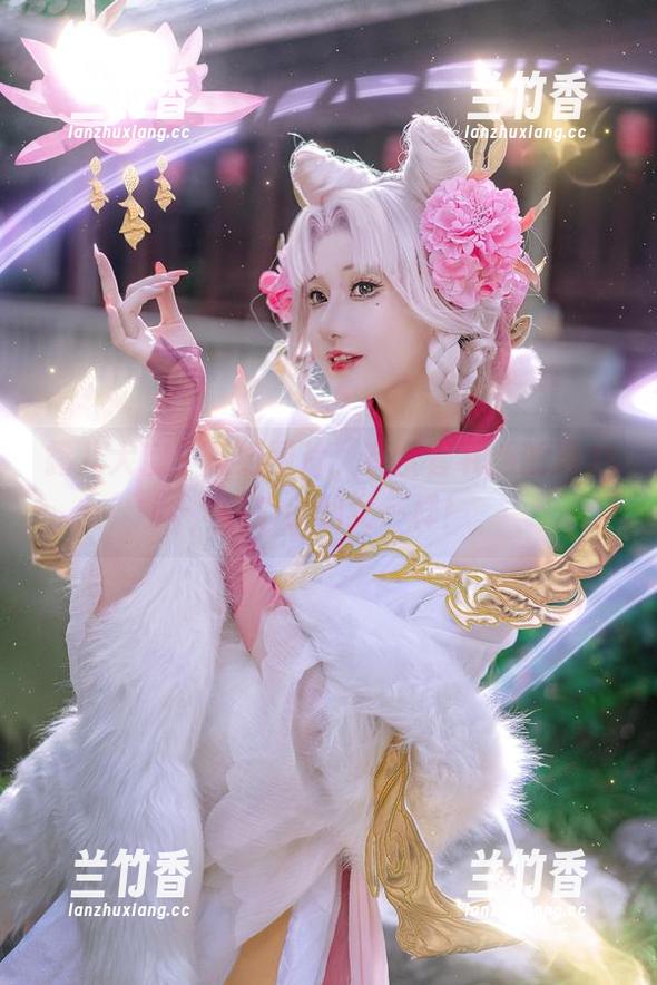 露儿大魔王这组图片，有全套礼服的魔力，像个小仙女一样！