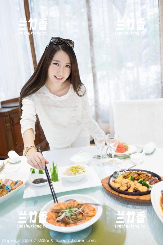 魅妍社 - 黄歆苑居家的图集精选：我都快忘了家里还有什么别的地方，只有慵懒的沙发记忆。