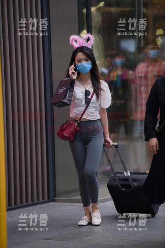 在线魔镜街拍，包臀裙小姐姐教室美图，果然风景这边独好！