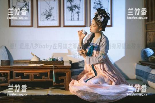 看！是鹿八岁baby在网袜之海里畅游，还好我有闲情逸致来打卡！